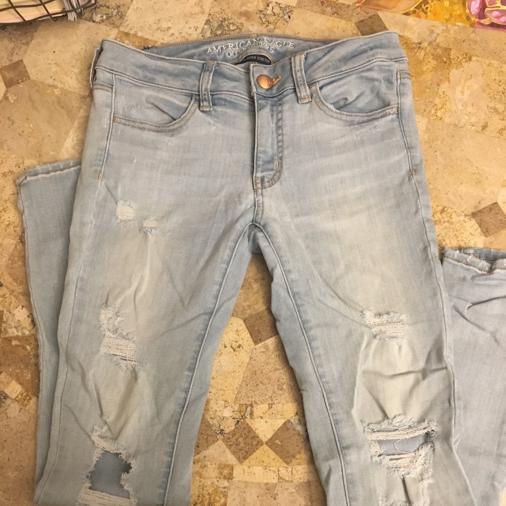 American Eagle. Super stretched distressed jegging